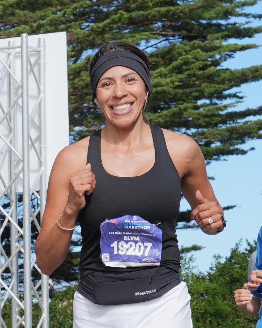 Elvia corriendo un medio maratón en San Francisco