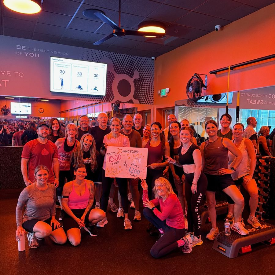 Elvia celebrando su clase número 1,200 con su grupo de entrenamiento